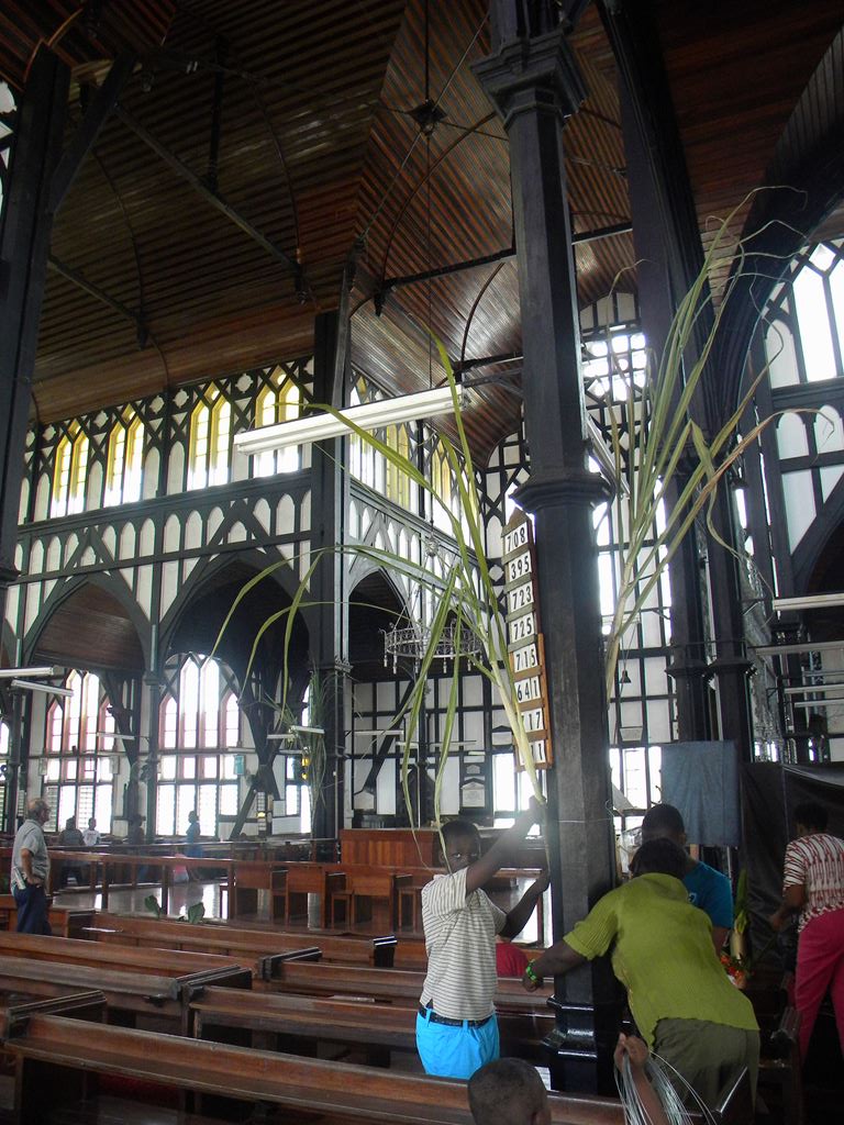 St. George Cathedral (8) 飾り付けの作業をする人々 St. George Cathedral (8) 飾り付けの作業をする人々