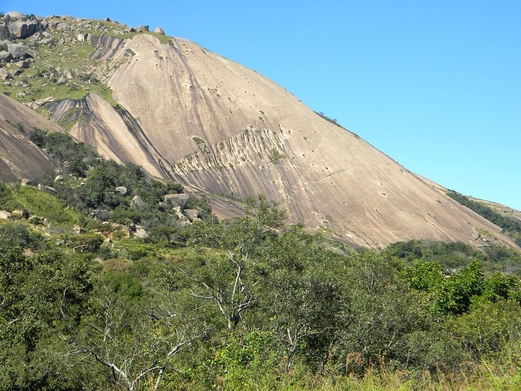 Sibebe Rock 斜面全景 Sibebe Rock 斜面全景