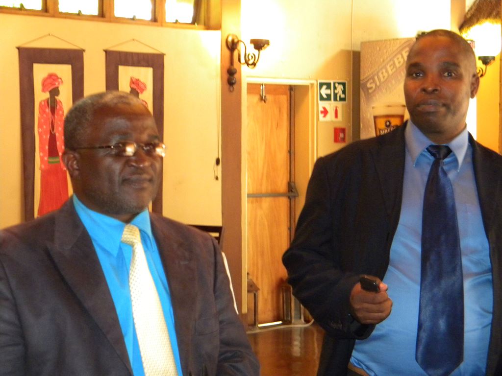 食事会で NCCのMr.Hlophe(左)とRegionalInspector(ICT)のMr.Simelane(右) 2013/5/17 Ezulwini・Timbali Lodgeにて Mr. Hlophe & Mr. Simelane 2013/5/17