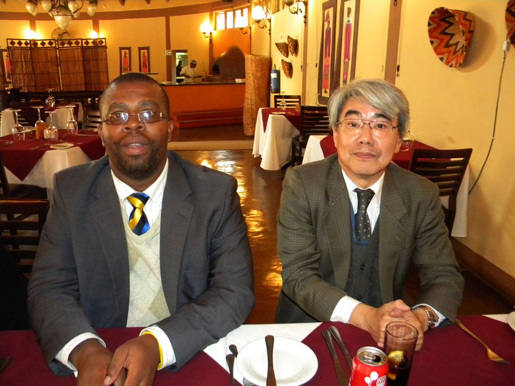 食事会で CP・Tselaさんと最初で最後のツーショット 2013/5/17 Ezulwini・Timbali Lodgeにて CPと最初で最後のツーショット 2013/5/17