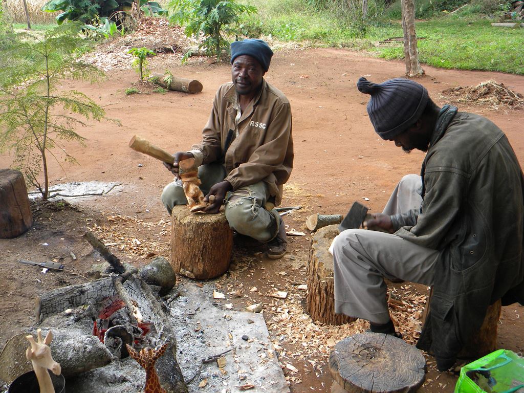 Mantenga Craft Center前庭で仕事する職人さん Mantenga Craft Center前庭で仕事する職人さん