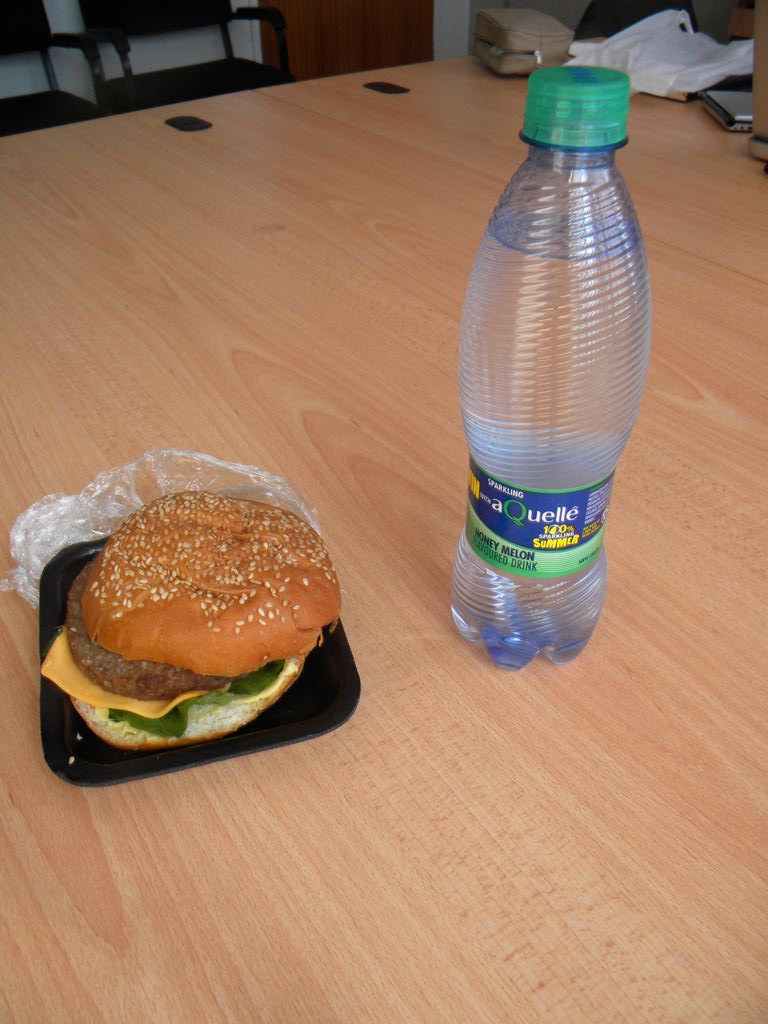 ある日の昼食:ハンバーガー+ジュース ある日の昼食:ハンバーガー+ジュース