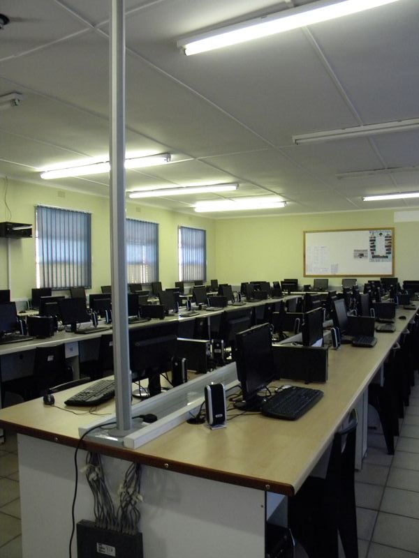 PiggsPeak MhlataneHighSchoolの立派なPC Lab. PiggsPeak MhlataneHighSchoolの立派なPC Lab.