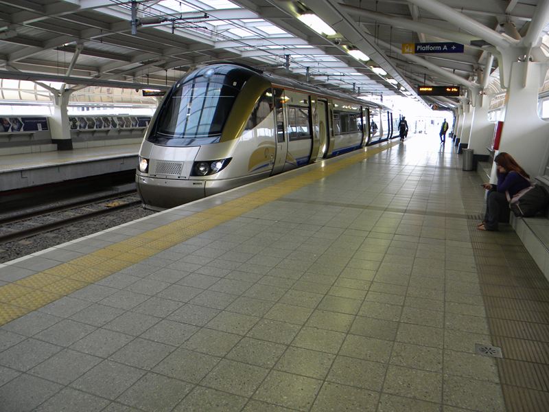 GauTrain ORTambo空港駅のプラットホーム GauTrain InformationBoard