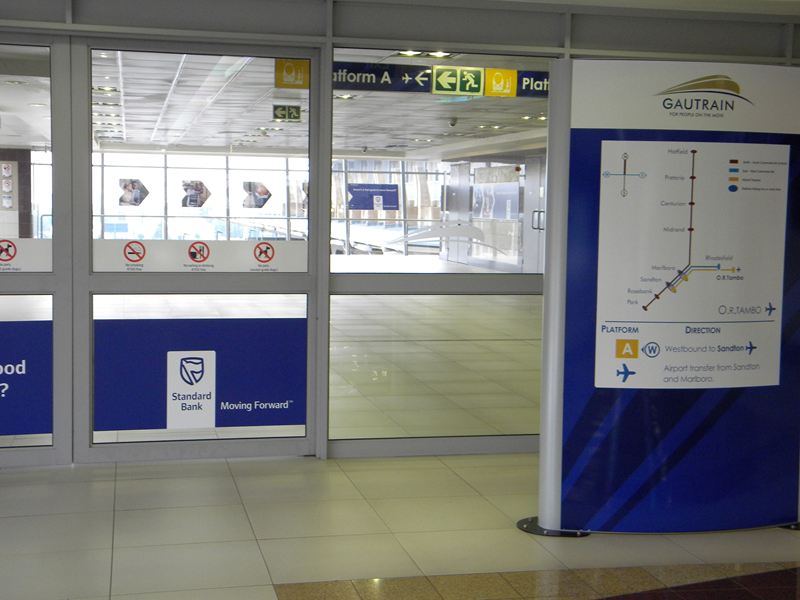 GauTrain ORTambo空港駅の入り口と路線図 GauTrain InformationBoard