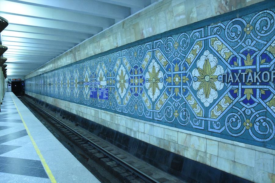 パフタコル駅(5) 壁一面のアート・タイルが見事えす パフタコル駅(5)